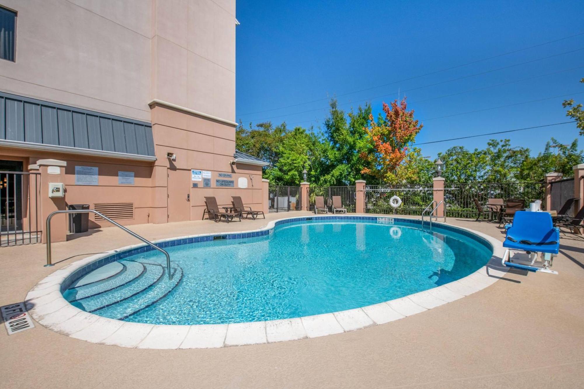 Fairfield Inn And Suites Holiday Tarpon Springs Exterior photo